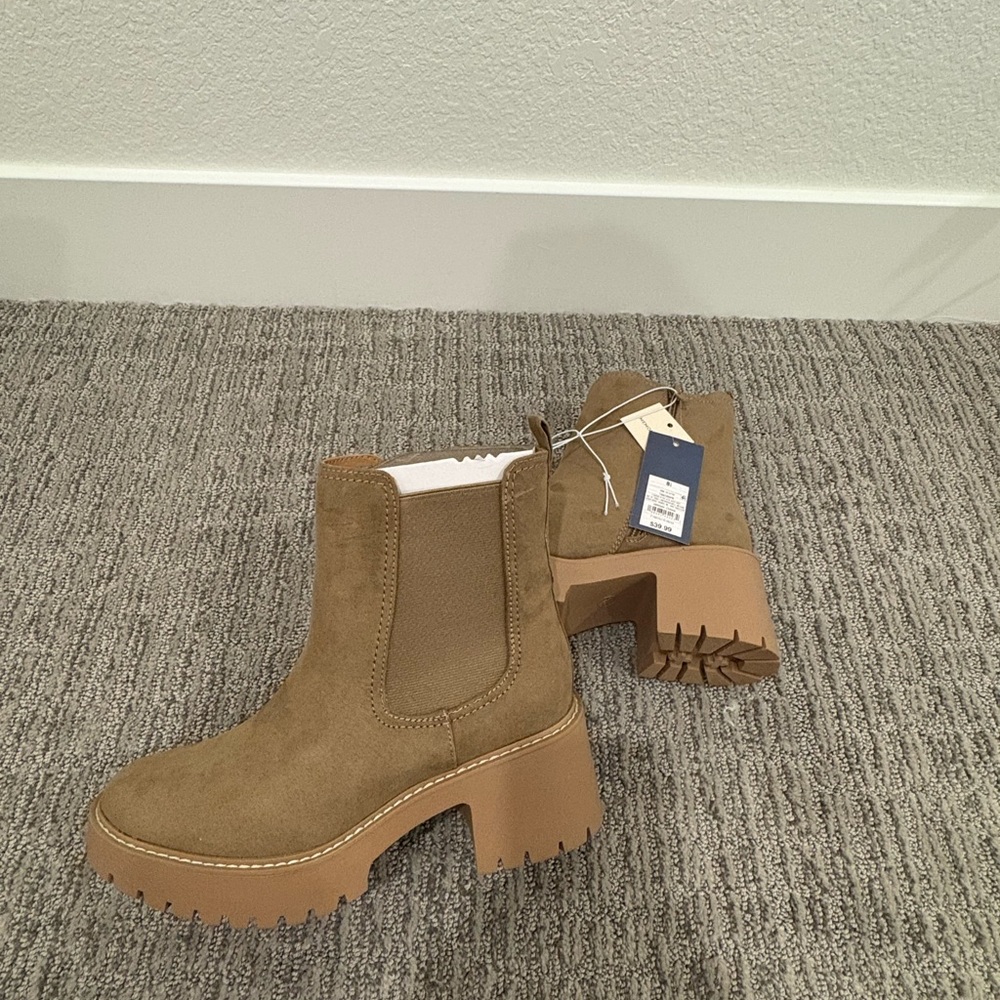 Universal Thread Tan Suede Ankle Boots